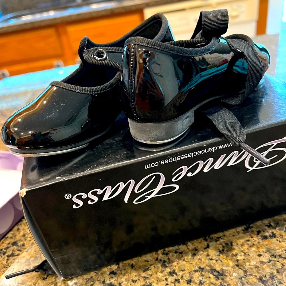 Dance Class Brand Toddler Tap shoes in size 8